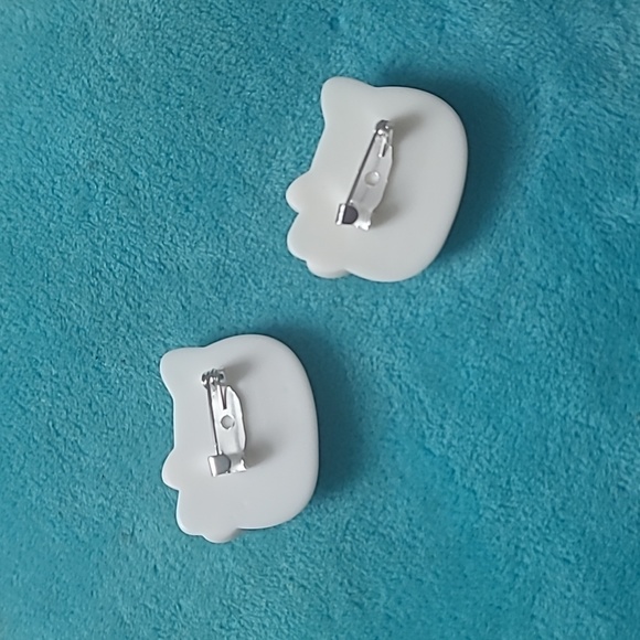 2 Hello Kitty Pins - Picture 12 of 15